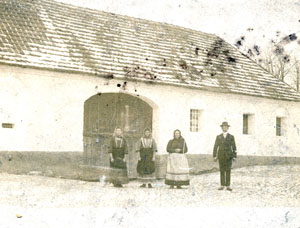 Před chalupou - neznámé místo a osoby